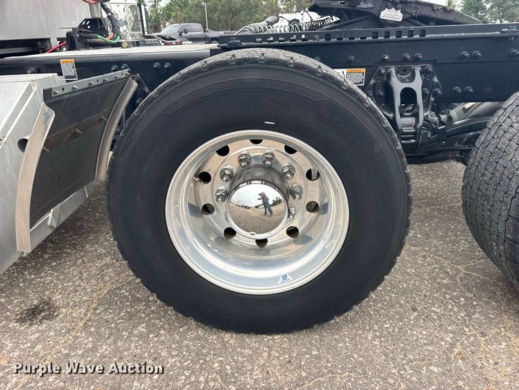 image for item DY3145 2025 Peterbilt 579 semi truck