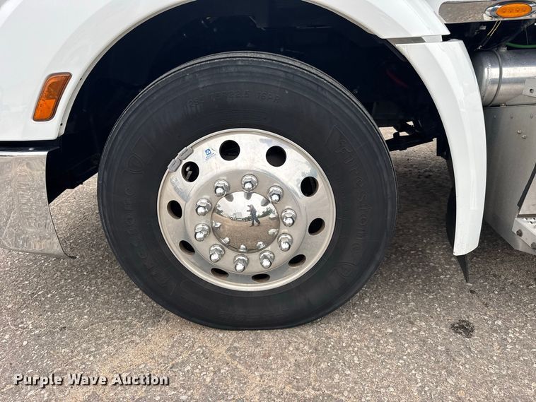 image for item DY3145 2025 Peterbilt 579 semi truck