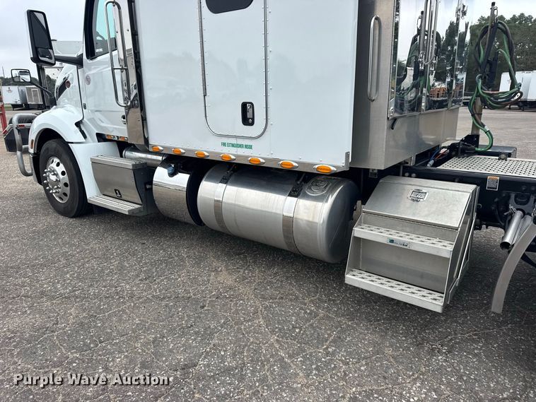 image for item DY3146 2025 Peterbilt 579 semi truck