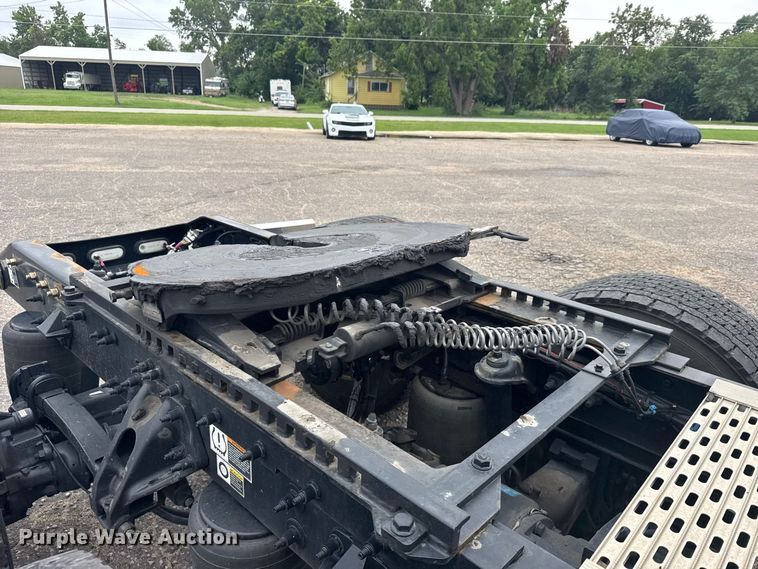 image for item DY3146 2025 Peterbilt 579 semi truck