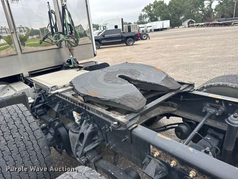 image for item DY3146 2025 Peterbilt 579 semi truck
