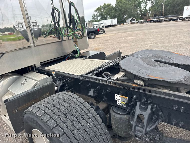 image for item DY3146 2025 Peterbilt 579 semi truck