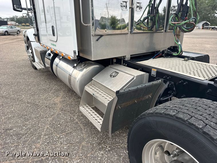 image for item DY3146 2025 Peterbilt 579 semi truck