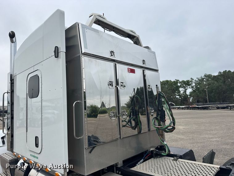 image for item DY3146 2025 Peterbilt 579 semi truck