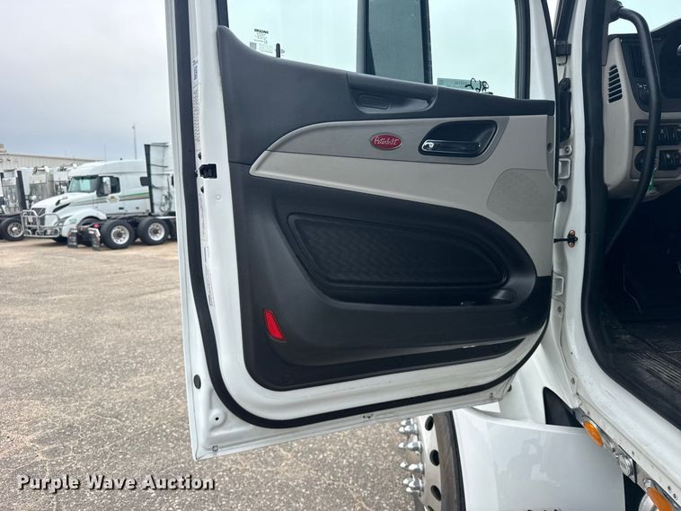 image for item DY3146 2025 Peterbilt 579 semi truck