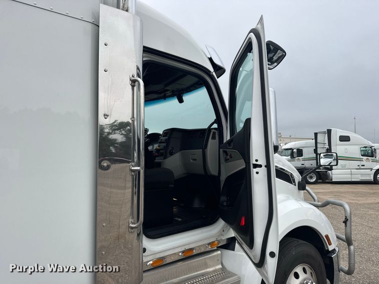image for item DY3146 2025 Peterbilt 579 semi truck