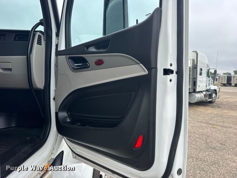 image for item DY3146 2025 Peterbilt 579 semi truck