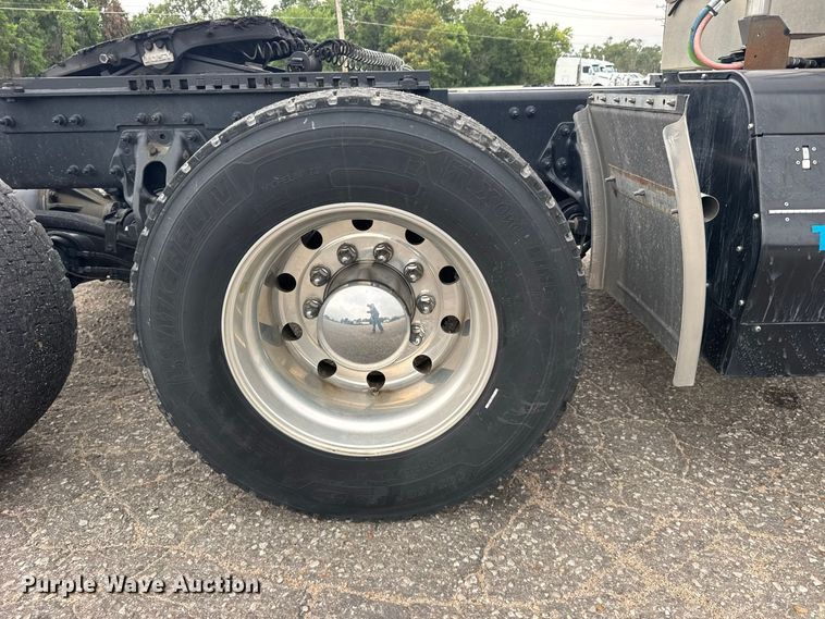 image for item DY3146 2025 Peterbilt 579 semi truck