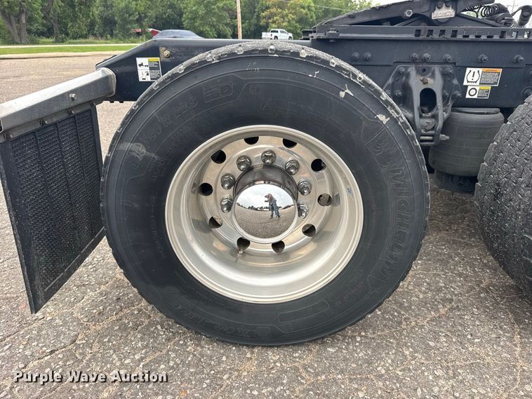 image for item DY3146 2025 Peterbilt 579 semi truck
