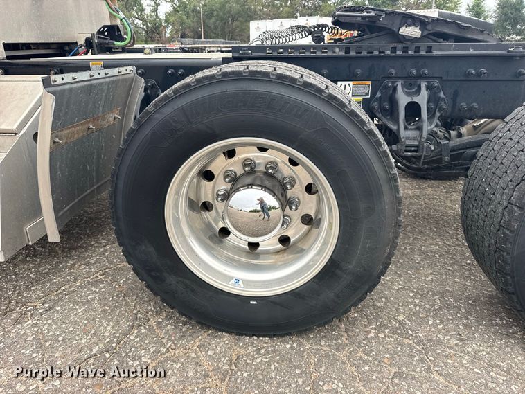 image for item DY3146 2025 Peterbilt 579 semi truck