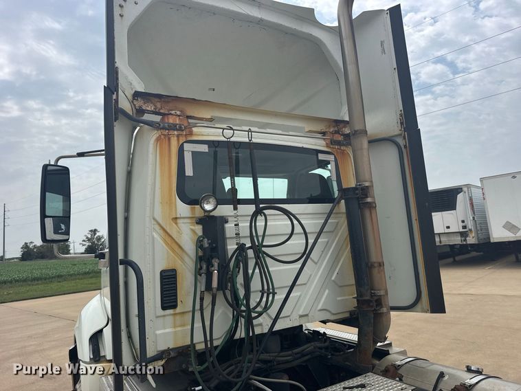 image for item DY3148 2014 International Prostar 122 semi truck