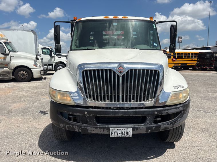 image for item EA7317 2013 International 4300 flatbed truck with crash attenuator  