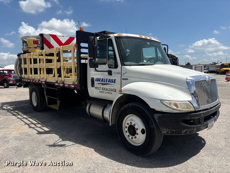 image for item EA7317 2013 International 4300 flatbed truck with crash attenuator  
