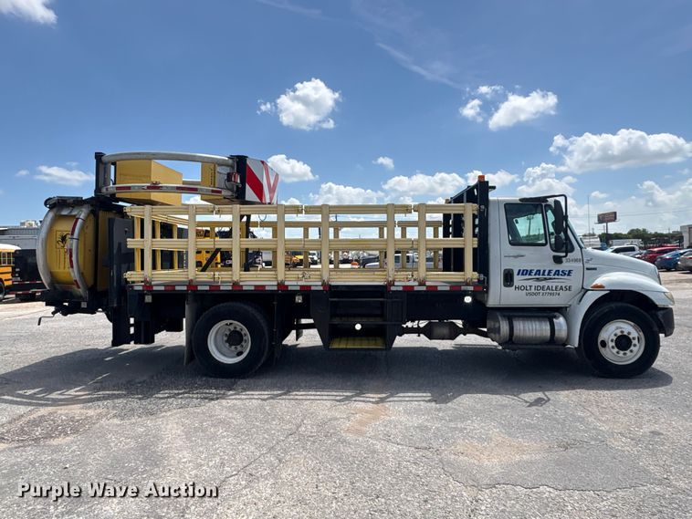 image for item EA7317 2013 International 4300 flatbed truck with crash attenuator  