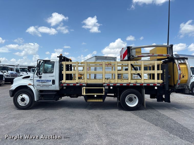 image for item EA7317 2013 International 4300 flatbed truck with crash attenuator  