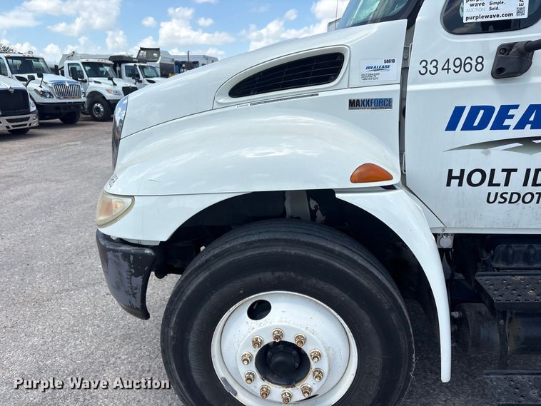 image for item EA7317 2013 International 4300 flatbed truck with crash attenuator  