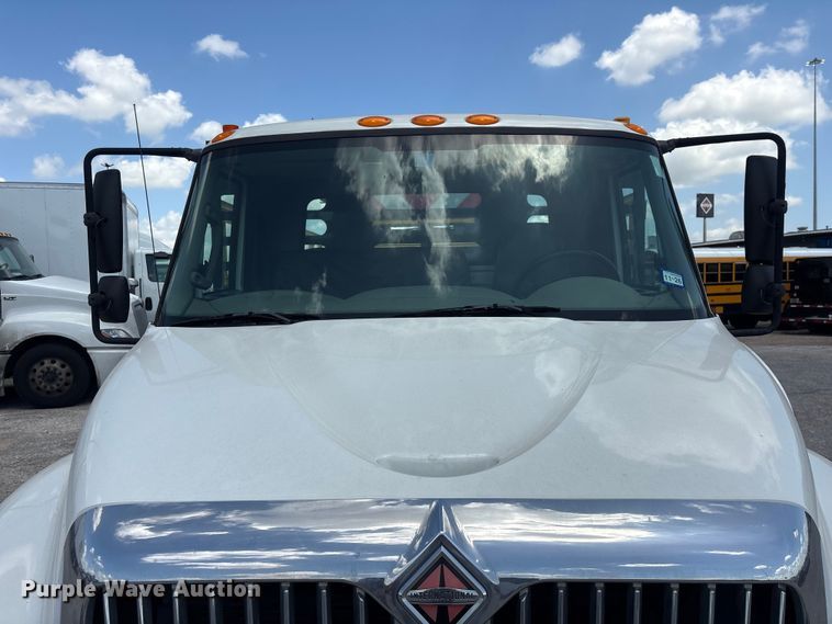 image for item EA7317 2013 International 4300 flatbed truck with crash attenuator  