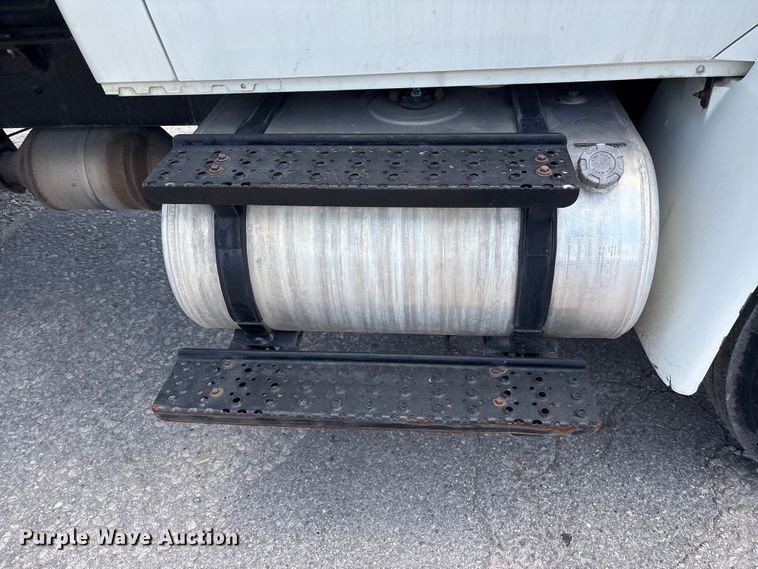 image for item EA7317 2013 International 4300 flatbed truck with crash attenuator  