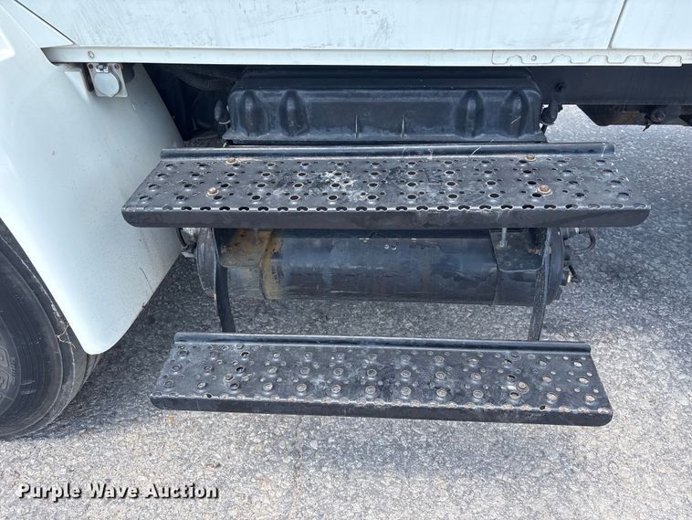 image for item EA7317 2013 International 4300 flatbed truck with crash attenuator  