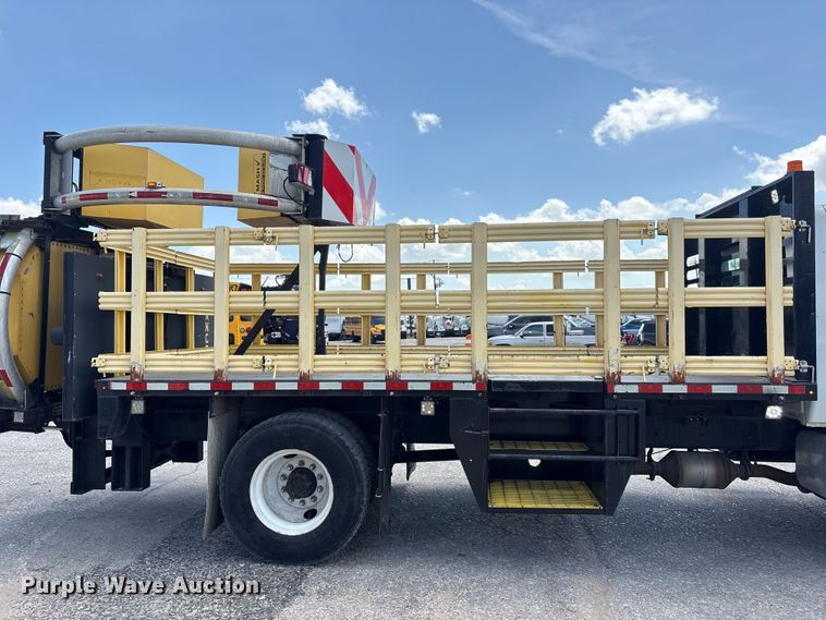 image for item EA7317 2013 International 4300 flatbed truck with crash attenuator  