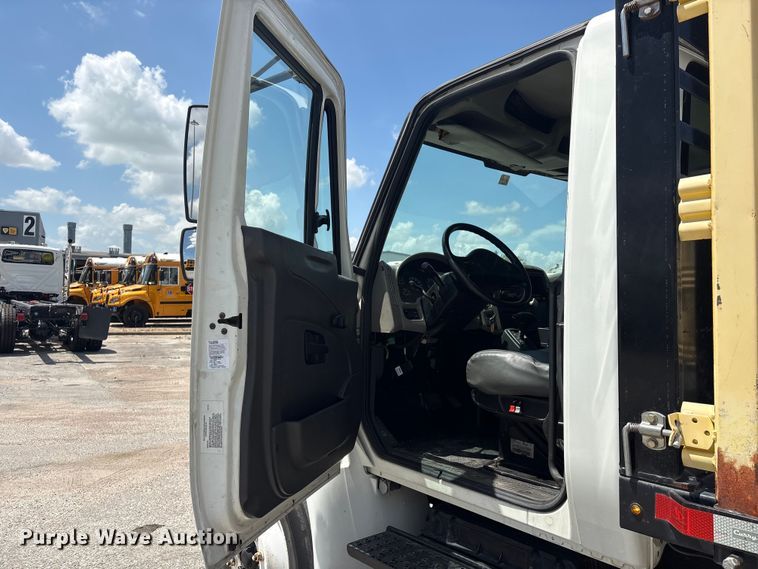 image for item EA7317 2013 International 4300 flatbed truck with crash attenuator  