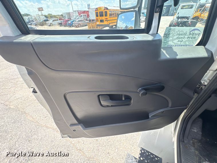 image for item EA7317 2013 International 4300 flatbed truck with crash attenuator  