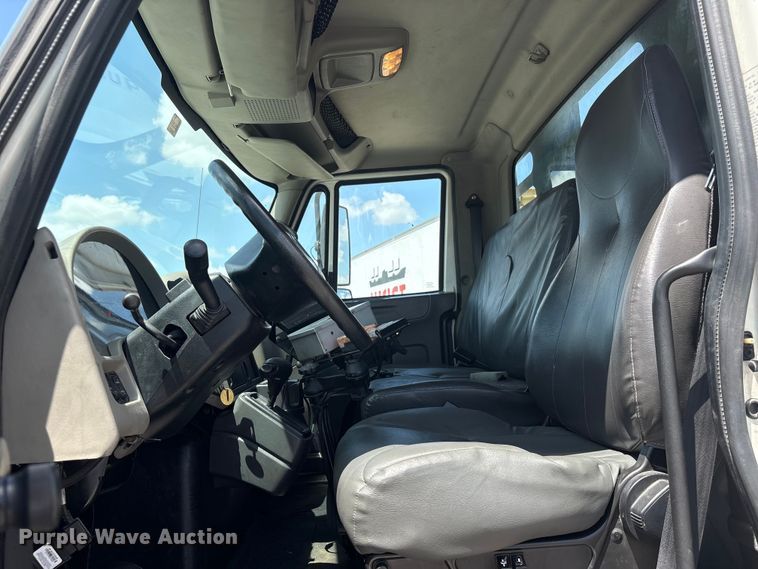 image for item EA7317 2013 International 4300 flatbed truck with crash attenuator  