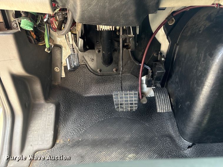 image for item EA7317 2013 International 4300 flatbed truck with crash attenuator  