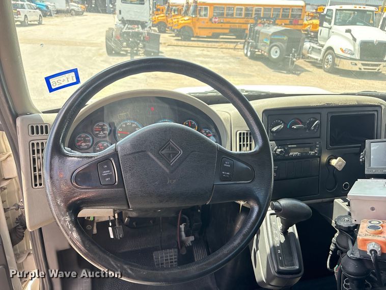 image for item EA7317 2013 International 4300 flatbed truck with crash attenuator  