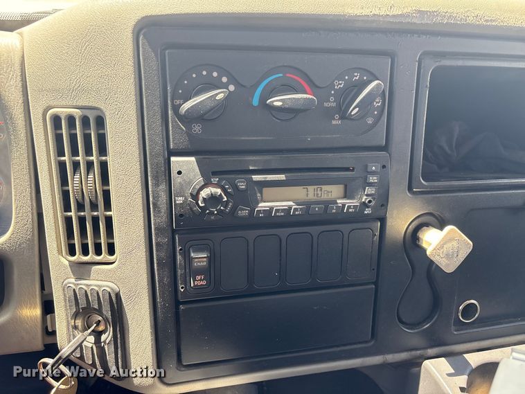 image for item EA7317 2013 International 4300 flatbed truck with crash attenuator  