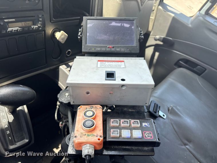 image for item EA7317 2013 International 4300 flatbed truck with crash attenuator  