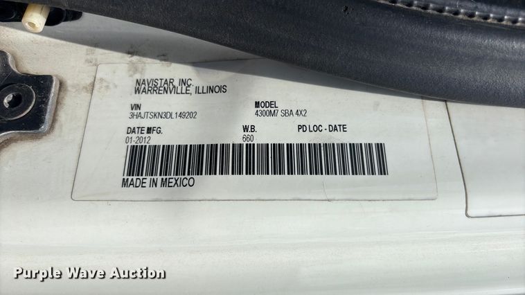 image for item EA7317 2013 International 4300 flatbed truck with crash attenuator  