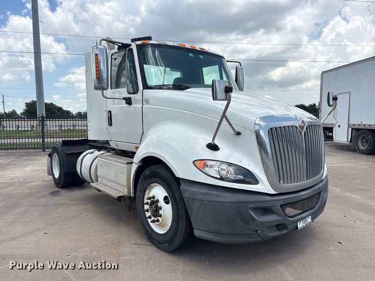 image for item EA7320 2016 International Prostar 122+ semi truck
