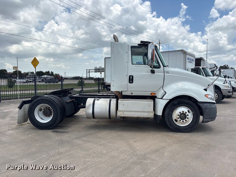 image for item EA7320 2016 International Prostar 122+ semi truck