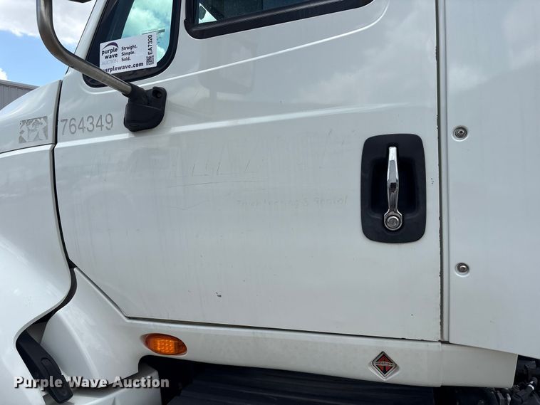 image for item EA7320 2016 International Prostar 122+ semi truck