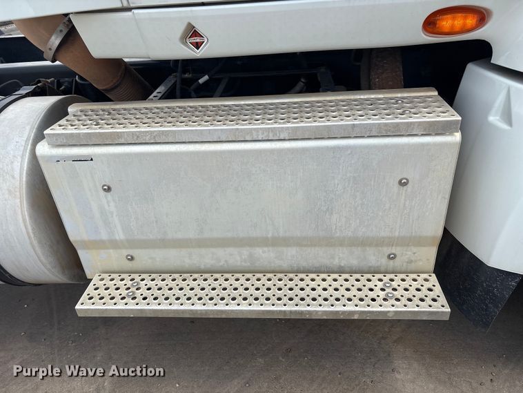 image for item EA7320 2016 International Prostar 122+ semi truck