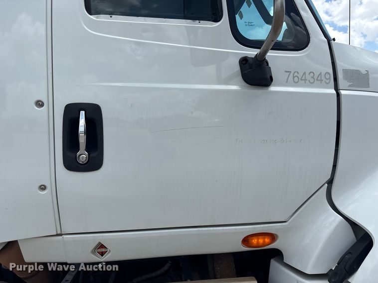 image for item EA7320 2016 International Prostar 122+ semi truck
