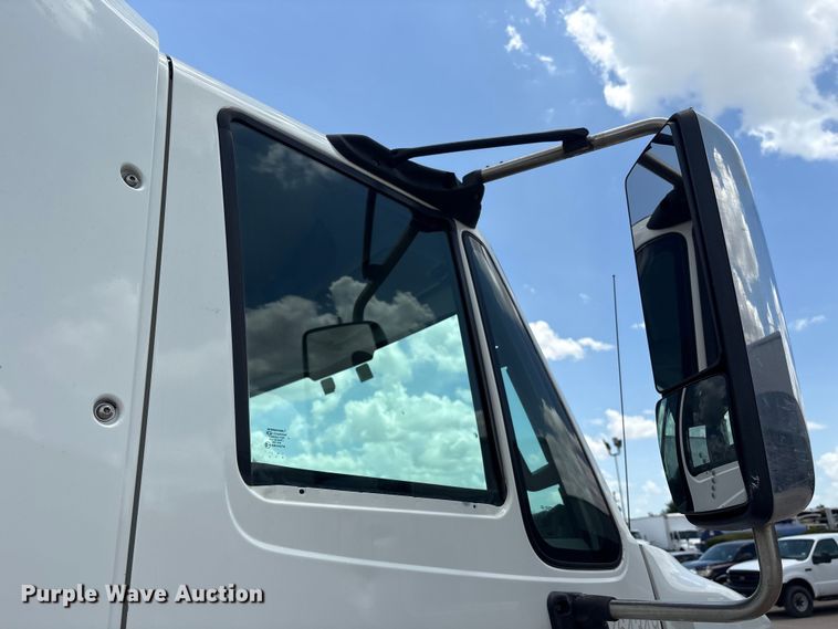 image for item EA7320 2016 International Prostar 122+ semi truck