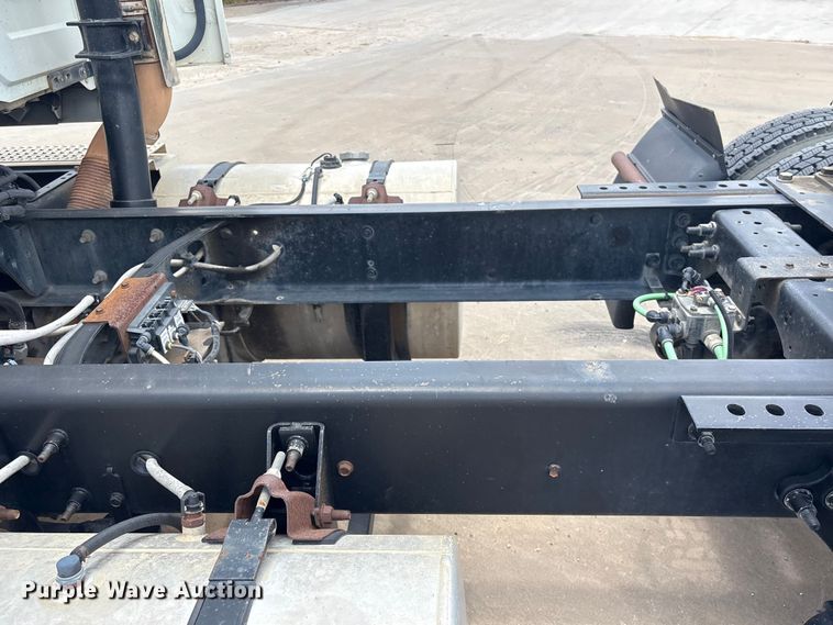 image for item EA7320 2016 International Prostar 122+ semi truck