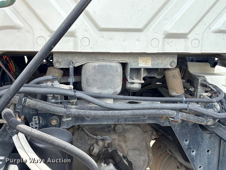 image for item EA7320 2016 International Prostar 122+ semi truck