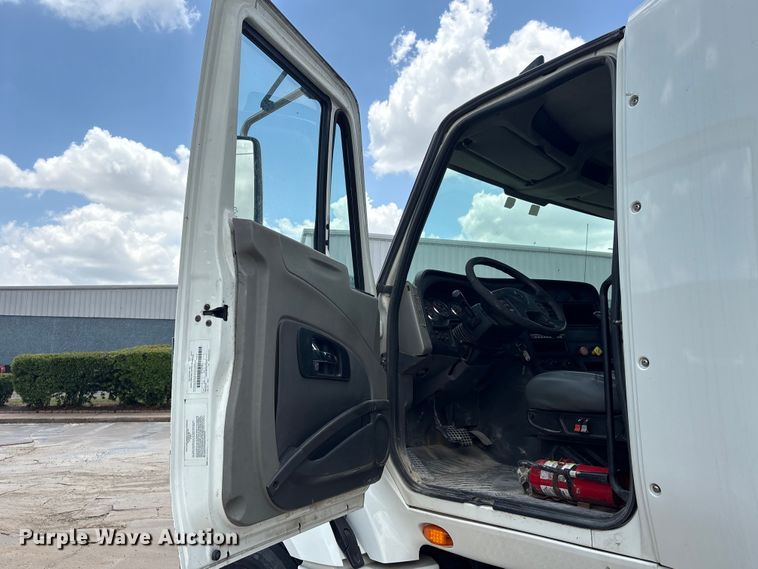 image for item EA7320 2016 International Prostar 122+ semi truck