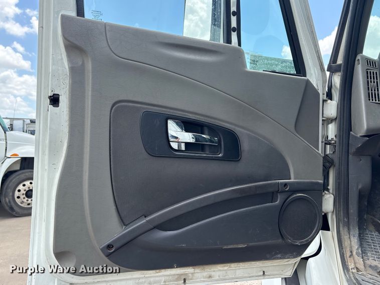 image for item EA7320 2016 International Prostar 122+ semi truck