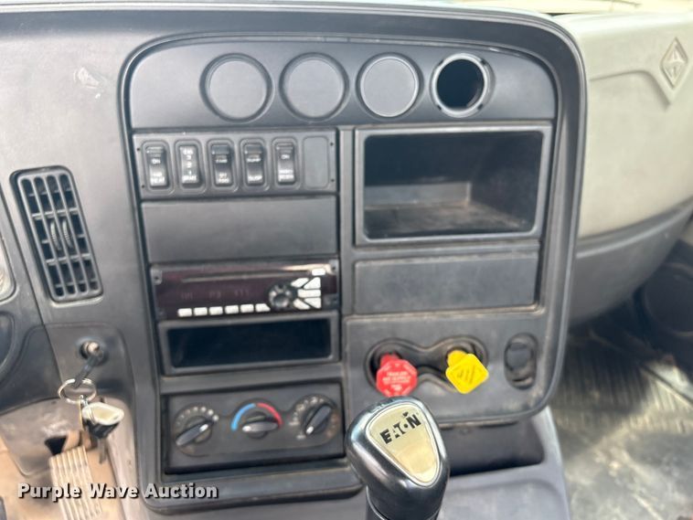 image for item EA7320 2016 International Prostar 122+ semi truck