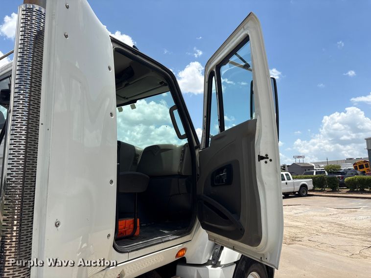 image for item EA7320 2016 International Prostar 122+ semi truck