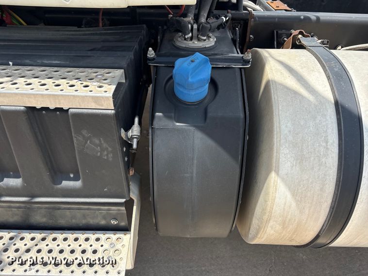 image for item EA7320 2016 International Prostar 122+ semi truck