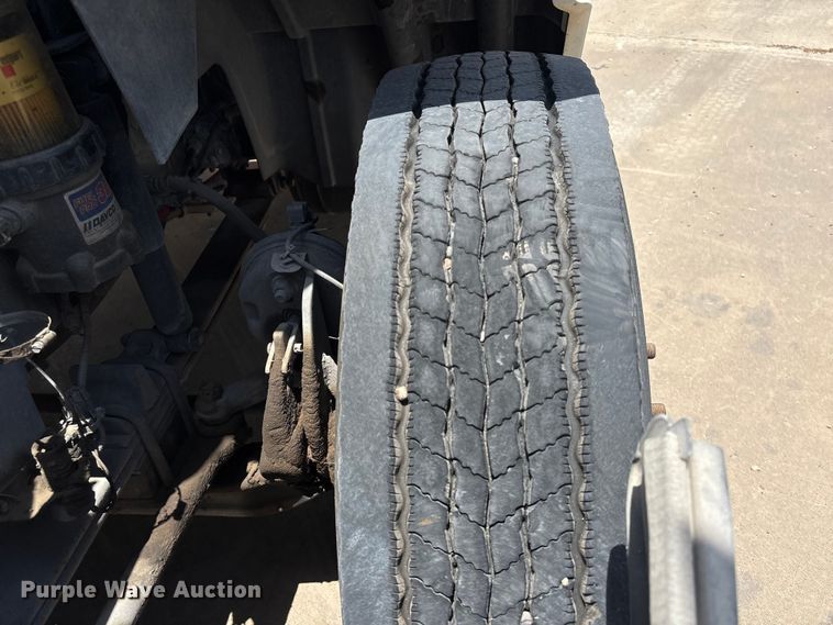 image for item EA7320 2016 International Prostar 122+ semi truck