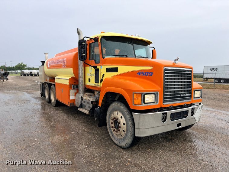 image for item ED5412 2013 Mack CHU613 fuel truck