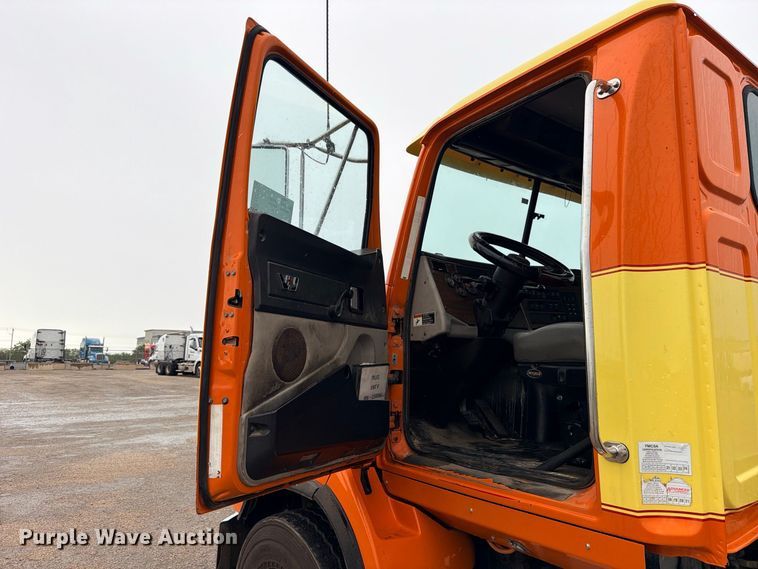 image for item ED5415 2015 Western Star 4700SB truck cab and chassis