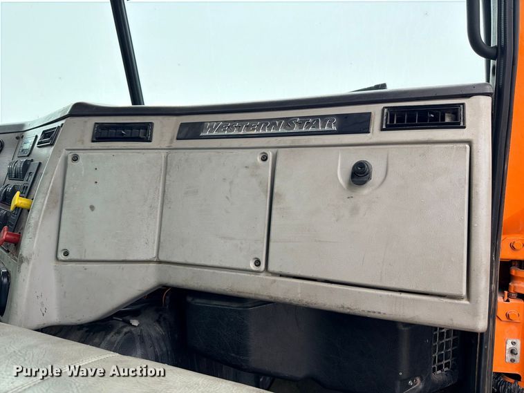 image for item ED5415 2015 Western Star 4700SB truck cab and chassis