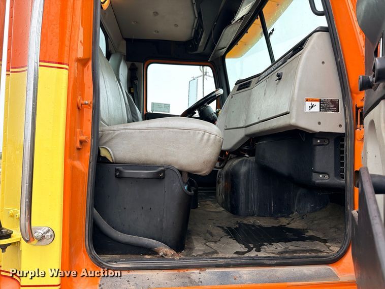 image for item ED5415 2015 Western Star 4700SB truck cab and chassis
